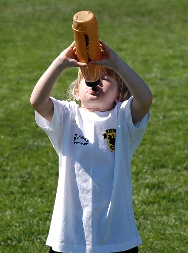 2006-06-10 (64).JPG - Fotbollsskolan Flickor, Det är viktigt att dricka mycket en varm dag